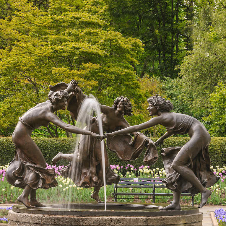 three lady hand in hand fountain